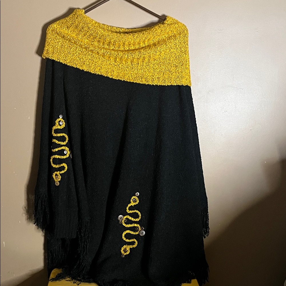 😄Vintage Cape shawl made in Canada